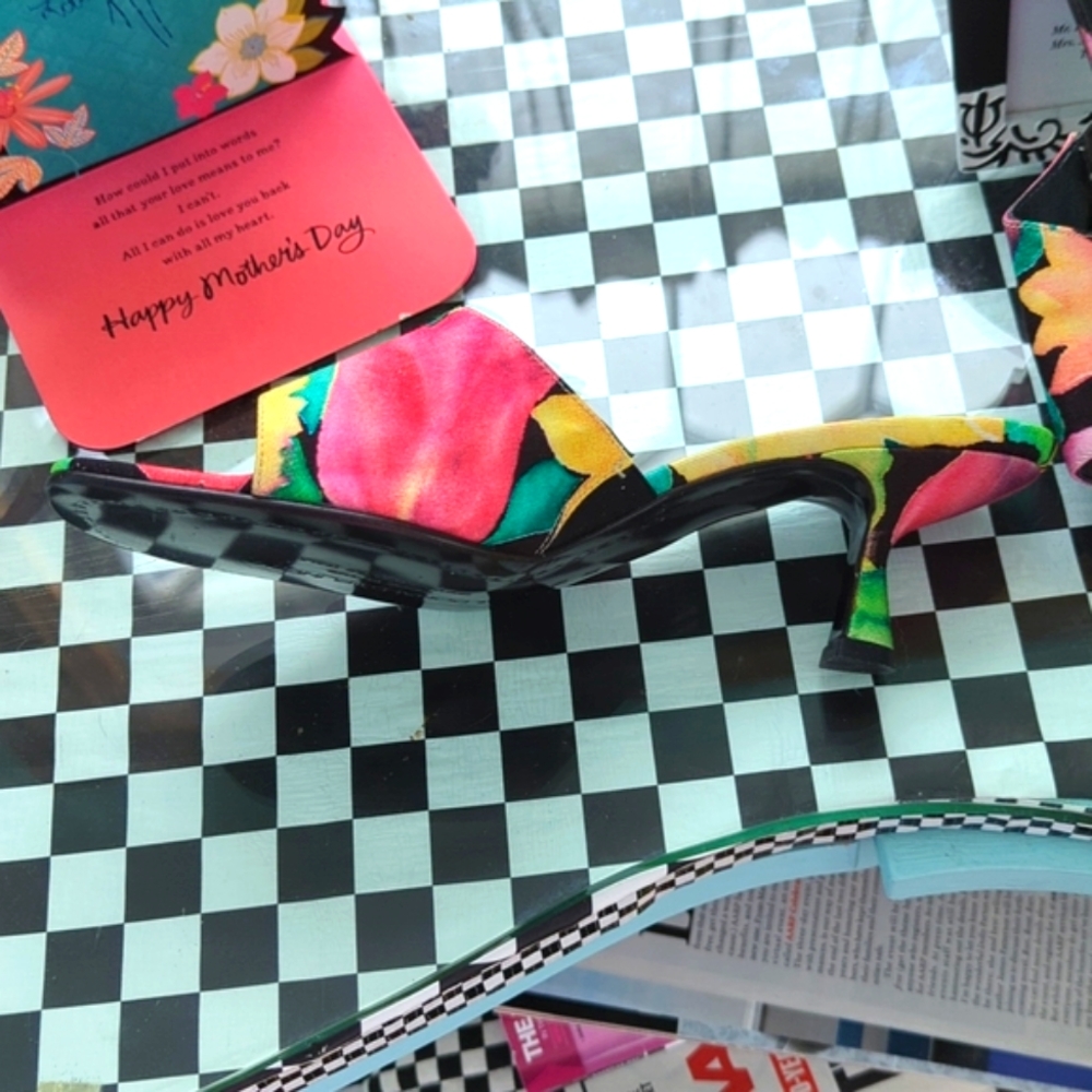 Donald J. Pliner (Italian) - Flowered shoes - Picture 2 of 3